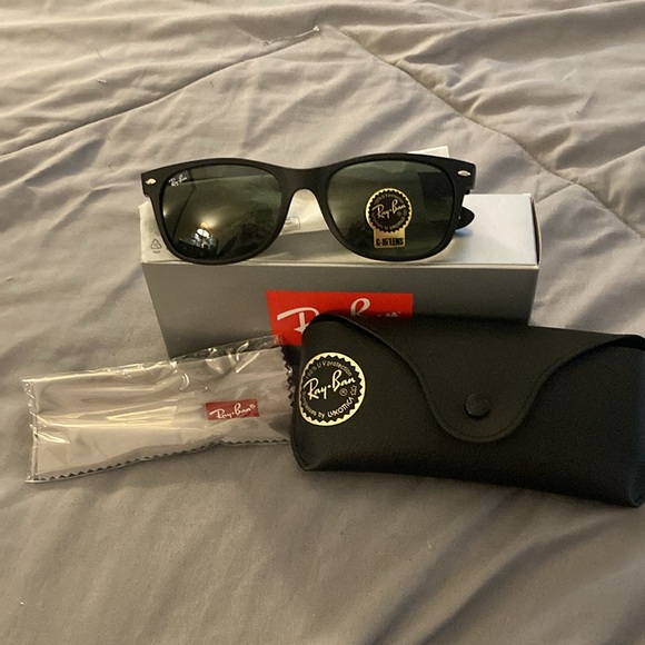 Brand New Wayfarer Ray-Ban sunglasses - Picture 2 of 3